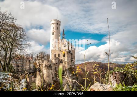 Wintermagie im Schloss Lichtenstein: Majestätische Eleganz in schneebem Glanz Stockfoto