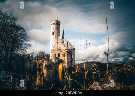 Wintermagie im Schloss Lichtenstein: Majestätische Eleganz in schneebem Glanz Stockfoto