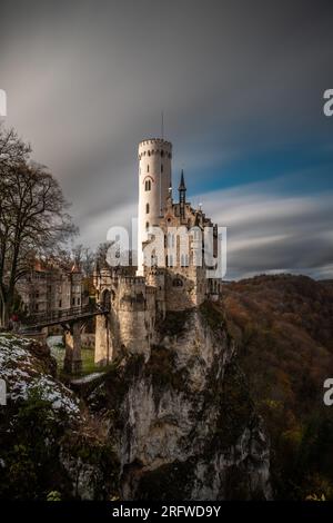 Wintermagie im Schloss Lichtenstein: Majestätische Eleganz in schneebem Glanz Stockfoto