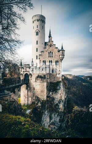 Wintermagie im Schloss Lichtenstein: Majestätische Eleganz in schneebem Glanz Stockfoto