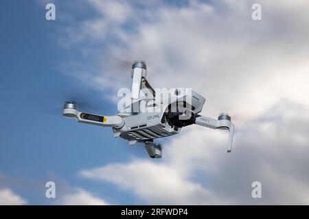 Bordeaux , Frankreich - 07 01 2023 : dji mini 2 Drohne aufgewertet Kamera-Quadcopter fliegt vor blauem Wolkenhintergrund Stockfoto