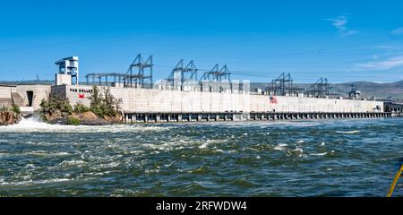 Panoramablick auf den Dalles Dam am Columbia River im Dalles, Oregon, USA Stockfoto