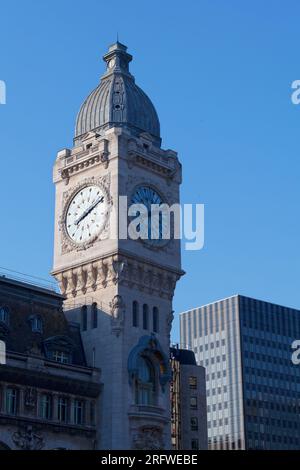 Nahaufnahme des Uhrenturms des Gare de Lyon in Paris. Stockfoto