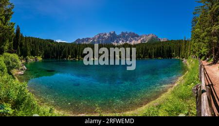 Karersee in den Dolomiten, Südtirol, Italien, auch bekannt als Carezza-See Stockfoto