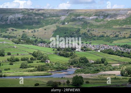 Marktstadt Reeth in Swaledale mit Blick auf Arkengarthdale. Yorkshire Dales National Park, an einem Sommertag. Stockfoto