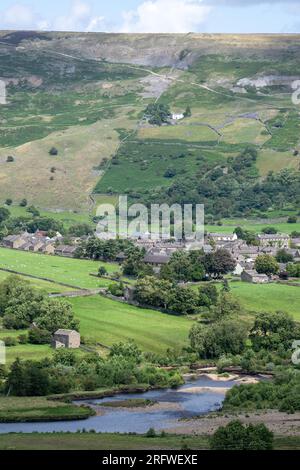 Marktstadt Reeth in Swaledale mit Blick auf Arkengarthdale. Yorkshire Dales National Park, an einem Sommertag. Stockfoto