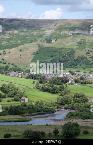 Marktstadt Reeth in Swaledale mit Blick auf Arkengarthdale. Yorkshire Dales National Park, an einem Sommertag. Stockfoto