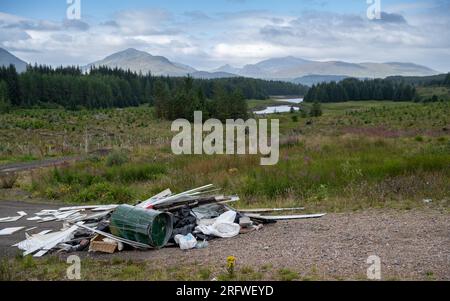 Bauarbeiter-Müllfliege, die illegal in den schottischen Highlands, Großbritannien, deponiert wurde. Stockfoto