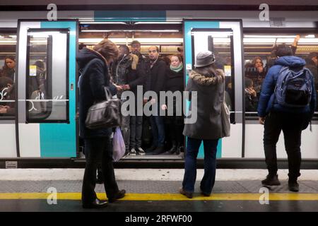 Paris, Frankreich - Dezember 01 2017: Pendler während der Hauptverkehrszeiten der Linie 9 der Pariser Metro. Stockfoto