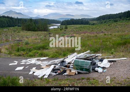 Bauarbeiter-Müllfliege, die illegal in den schottischen Highlands, Großbritannien, deponiert wurde. Stockfoto