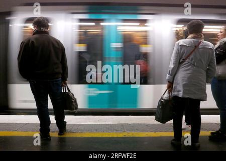 Paris, Frankreich - März 27 2018: Pendler während der Hauptverkehrszeiten der Linie 9 der Pariser Metro. Stockfoto