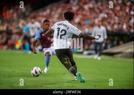 Valencia, Spanien. 05. Aug. 2023. Thierry Correia von Valencia CF in Aktion während der regulären Vorsaison La Liga EA Sport zwischen Valencia CF und Aston Villa FC im Mestalla Stadion. Endstand: Valencia CF 1:2 Aston Villa FC. (Foto: German Vidal/SOPA Images/Sipa USA) Guthaben: SIPA USA/Alamy Live News Stockfoto