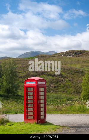 Berühmte rote Telefonzelle in einem isolierten Gebiet der schottischen Highlands, Großbritannien Stockfoto