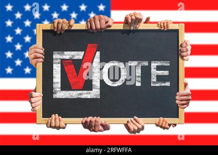 Eine Menge Hände halten ein Schild, ein Banner mit TEXTABSTIMMUNG auf dem Hintergrund der US-Flagge Stockfoto