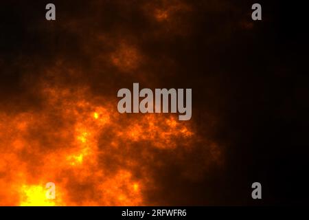 Brennende orangefarbene Funken steigen aus dem Feuer, Brandpartikel auf rotem Hintergrund. Stockfoto