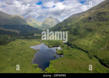 Glen Etive in den schottischen Highlands von Lochan Urr aus mit Blick auf Stob Dubh und Stob Na Brogie. Scottish Highlands, Schottland, Großbritannien. Stockfoto