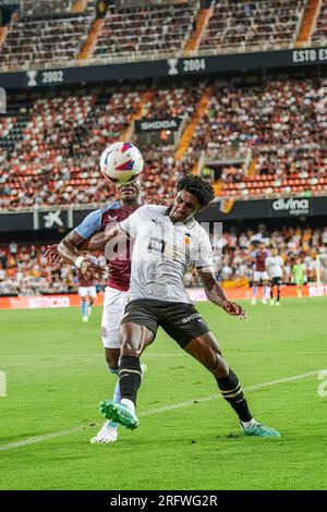 Valencia, Spanien. 05. Aug. 2023. Lucas Digne vom Aston Villa Football Club und Andre Almeida von Valencia CF in Aktion während der La Liga EA Sport regulären VORSAISON zwischen Valencia CF und Aston Villa FC im Mestalla Stadium. Endstand: Valencia CF 1:2 Aston Villa FC. Kredit: SOPA Images Limited/Alamy Live News Stockfoto