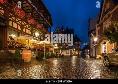 Blick über den Rhein nach Bacharach, historische Kleinstadt in Deutschland, Mainz Bingen. Schloss, Kirche und Weinberge. Sonnenuntergang Stockfoto