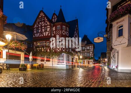 Blick über den Rhein nach Bacharach, historische Kleinstadt in Deutschland, Mainz Bingen. Schloss, Kirche und Weinberge. Sonnenuntergang Stockfoto