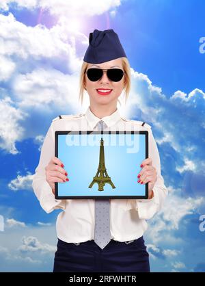 Stewardess hält Tablet mit eiffelturm Stockfoto