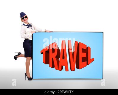 glückliche Stewardess mit Plasma-Panel mit Reise-symbol Stockfoto