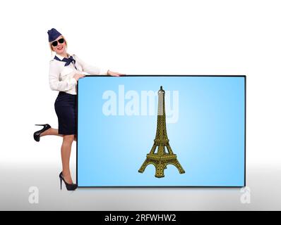 glückliche Stewardess mit Plasma-Panel mit Eiffelturm Stockfoto