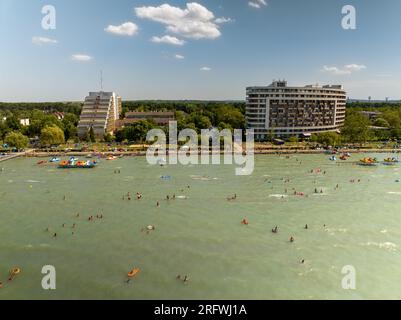 Menschen, die auf dem Balaton-See an der Goldküste von Siofok baden. Der Balaton-See ist das ungarische Meer. Sehr beliebtes Reiseziel in diesem Land. Pano Stockfoto