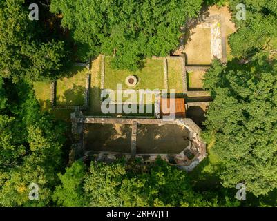 Historische Ruinen in der Nähe des Dorfes Salfold, Ungarn. Ein Palos-Kloster ruiniert eine beliebte Touristenattraktion in der Badacsony-Region in der Nähe des Balaton-Sees Stockfoto