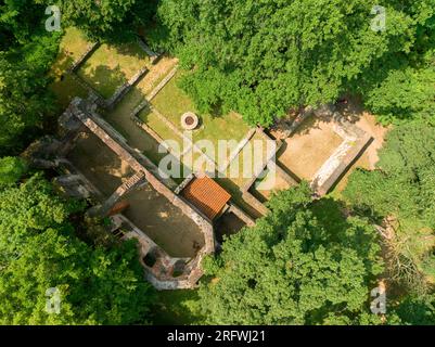 Historische Ruinen in der Nähe des Dorfes Salfold, Ungarn. Ein Palos-Kloster ruiniert eine beliebte Touristenattraktion in der Badacsony-Region in der Nähe des Balaton-Sees Stockfoto