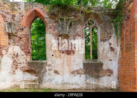 Historische Ruinen in der Nähe des Dorfes Salfold, Ungarn. Ein Palos-Kloster ruiniert eine beliebte Touristenattraktion in der Badacsony-Region in der Nähe des Balaton-Sees Stockfoto