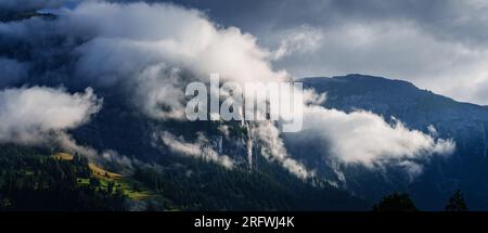 Der Berg Flimserstein, der im Morgenlicht aus den Wolken auftaucht Stockfoto