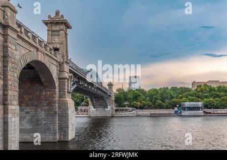 Puschkinsky-Brücke in Moskau bei wunderschönem Sonnenuntergang im Sommer. Atemberaubender Blick auf die Puschkinsky-Brücke bei Sonnenuntergang, Moskau, Russland. Stockfoto