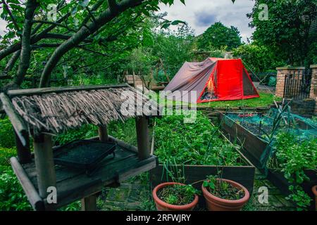 Rotes Zelt auf einem Rasen im Garten, London, Großbritannien Stockfoto