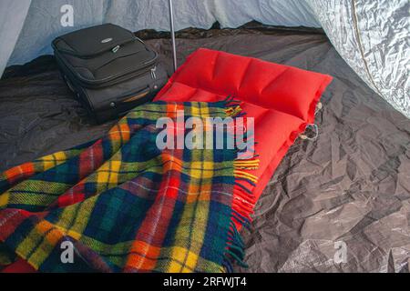 Luftmatratze im Zelt auf dem Campingplatz. Stockfoto