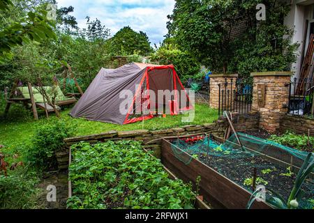 Rotes Zelt auf einem Rasen im Garten, London, Großbritannien Stockfoto