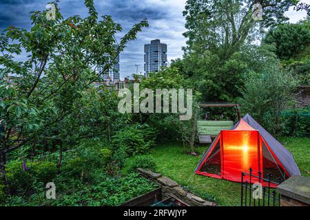 Rotes Zelt auf einem Rasen im Garten, London, Großbritannien Stockfoto