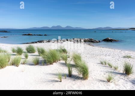 Blick auf die Paps of Jura vom Strand auf Colonsay, Schottland Stockfoto