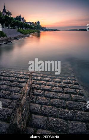 Eltville am Rhein, wunderschönes historisches Dorf in Deutschland direkt am Fluss und wunderschön im Sonnenaufgang gepflanzt Stockfoto