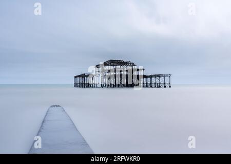 Langzeitbelichtung des Brighton Old Pier Stockfoto