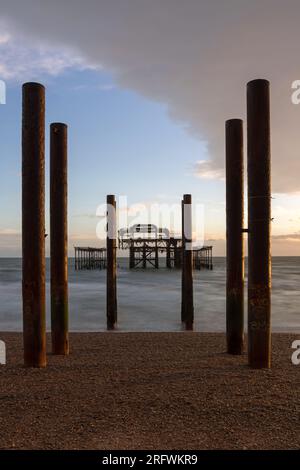 Brighton Old Pier wird von alten Stützen umrahmt Stockfoto