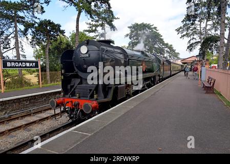 Ab Southern Railway Merchant Navy Class Steam Loco 35006 Peninsular & Oriental am Bahnhof Broadway, Worcs an der Glos Warwickshire Railway Stockfoto