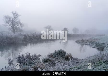 Ein bitterkalter Morgen im eisigen Nebel in Grantchester Meadows, Grantchester, Cambridge, Großbritannien Stockfoto