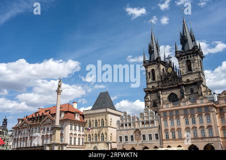 Wunderschöne historische Gebäude und die Tynkirche am Altstädter Ring in Prag, Tschechische Republik Stockfoto