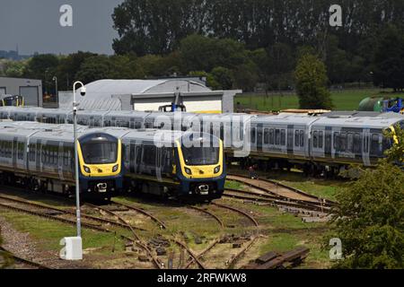 South Western Railway Class 701 Aventra oder Arterio, neue Züge warten im Long Marston Rail Centre, Warwickshire, Juli 2023 Stockfoto