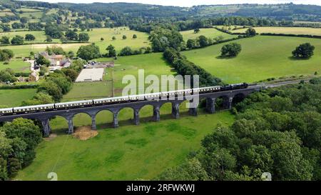 Ab Southern Railway Merchant Navy Class Steam Loco 35006 Peninsular & Oriental Crossing Stanway Viaduct, Worcs auf der Glos Warwickshire Railway Stockfoto