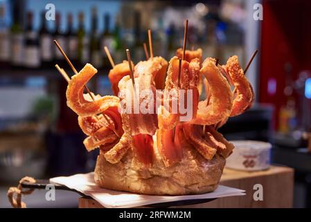 Berühmte spanische Küche in Torrezno (Pintxo), Bilbao, Bizkaia, Baskenland, Euskadi, Euskal Herria, Spanien Stockfoto