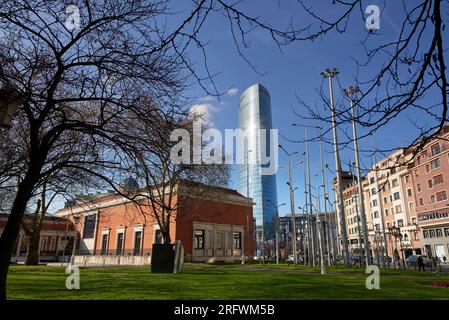 Blick auf das Museum der Schönen Künste und den Iberdrola-Turm, Bilbao, Bizkaia, Baskenland, Euskadi, Euskal Herria, Spanien. Stockfoto