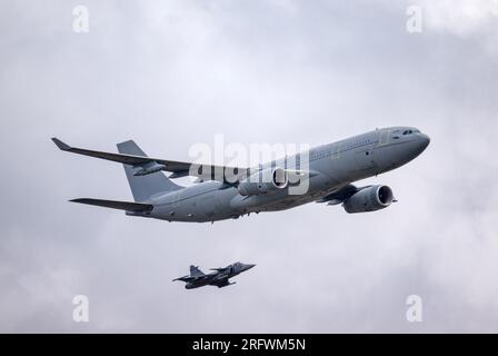 Die Dämonstation Gripen und RAF Voyager KC3 für das Thema Skytanker-Tankstelle auf der Royal International Air Tattoo 2023 Stockfoto