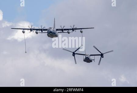 USAF MC-130J Commando II und Osprey CV-22B Luft-Luft-Betankung bei der Royal International Air Tattoo 2023 Stockfoto