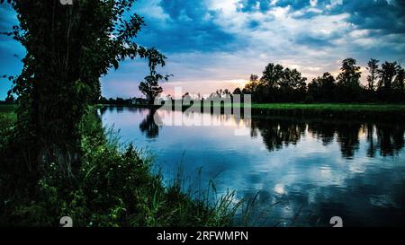 Sonnenuntergang über dem Fluss in norditalien, Landschaften Stockfoto